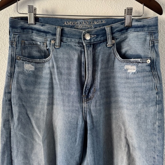 American Eagle Blue Mom Jean High Waist Light Wash Distressed Detail 8 Short - Picture 2 of 14